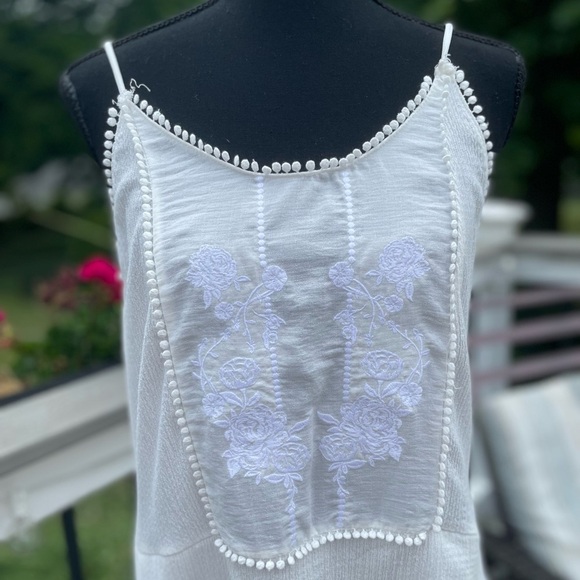 Zara Elegant White Mini Dress with Floral Accents - Picture 3 of 8